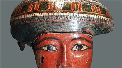 وجه مصري قديم.. متحف أمستردام يعرض قطعة نادرة من غطاء تابوت