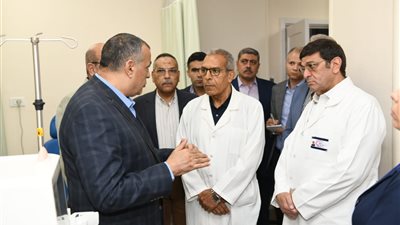 تجهيزات وحدة العلاج بالأكسجين.. وزير الإنتاج الحربي يتفقد المركز الطبي التخصصي 