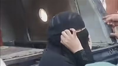زعموا أنها تحاول اختطاف طفل.. مصدر أمني يوضح ملابسات مقطع فيديو لتعدي مواطنين على سيدة منتقبة بأسيوط