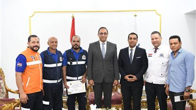 أنقذوها مرتين.. محافظ قنا يكرم مسعفًا وسائقًا ساعدا سيدة في حالة ولادة طارئة