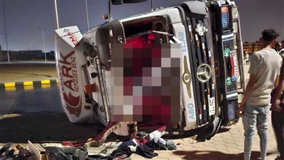 انقلاب سيارة نقل أعلى محور الجامعة الأمريكية بالتجمع الخامس دون إصابات