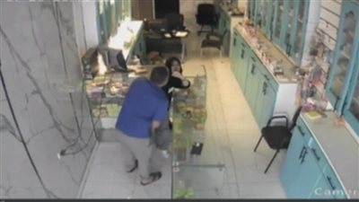 أب يعتدي على ابنته داخل صيدلية في الإسماعيلية.. والنيابة تأمر بضبطه وإحضاره