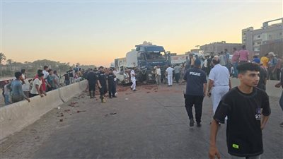 مصرع شخص وإصابة آخر إثر حادث تصادم سيارتي نقل في المنيا 