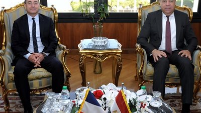 وزير الطيران المدني يستقبل السفير الفرنسي ويشيد بتنظيم معرض باريس الدولي للطيران