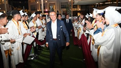 محافظ جنوب سيناء يشهد حفل تخرج طلاب مدرسة شرم الشيخ الرسمية للغات ويوجه كلمة تحفيزية للطلاب