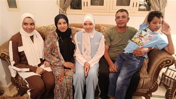 الطالبة مي حسن وأسرتها