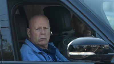 ديمي مور تناشد الأوسكار: كرّموا بروس ويليس قبل فوات الأوان