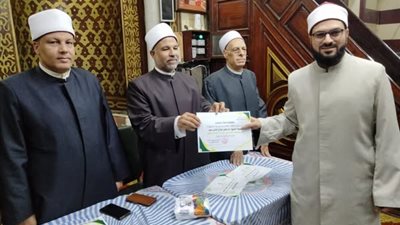 مدير مديرية أوقاف القاهرة يكرّم إمامين وعاملين تقديرًا لالتزامهم وتفانيهم في العمل