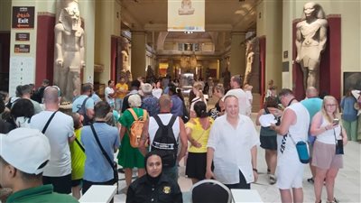 لمشاهدة سحر الحضارة.. توافد مئات السائحين على زيارة المتحف المصري بالتحرير | صور