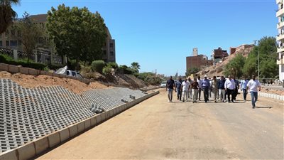 محافظ أسوان يتفقد الأعمال الجارية بمشروع تطوير وتوسعة وتجميل طريق السادات