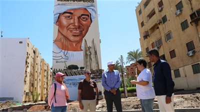 خلال تفقده المشروع الفني «أرض من ذهب».. محافظُ أسوان يشكر الفنانين التشكيليين القائمين عليه