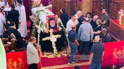حزن وبكاء.. جنازة مهيبة للقمص بطرس الجبلاوي بطل المقاومة الشعبية ببورسعيد| صور 