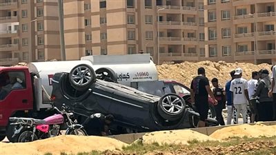 انقلاب وتصادم عدد من سيارات الملاكي إثر حادث أمام دار مصر بالقاهرة الجديدة