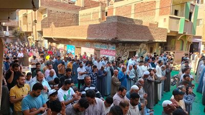 أهالي شبرا هارس بالقليوبية يشيّعون جنازة شابين لقيا مصرعهما في حادث سير على الدائري