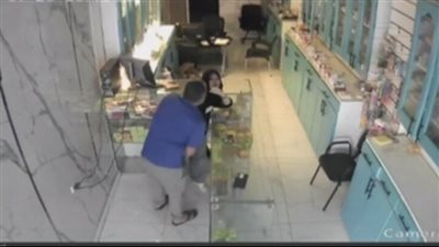 انهيار فتاة داخل نيابة الإسماعيلية بعد مشاهدة فيديو اعتداء والدها عليها ونقلها إلى المستشفى