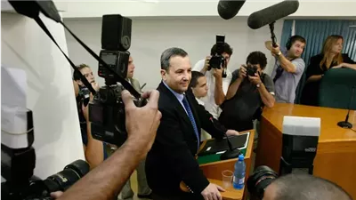 رئيس وزراء الاحتلال السابق: إسرائيل تنهار وجيشنا عالق بحرب استنزاف في غزة