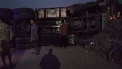 انقلاب سيارتين نقل ثقيل بعد اصطدامهما في الغربية.. والأمن يلقي القبض على السائقين 