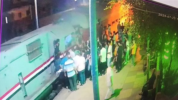 تجمع الركاب عند كابينة