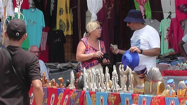 وصول سياح لميناء