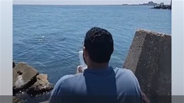 مصري يُلقي زجاجات