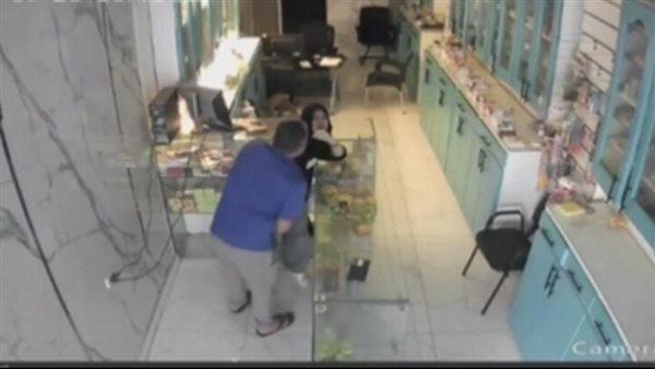 لحظة اعتداء الأب