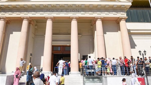 زائرين للأماكن الأثرية