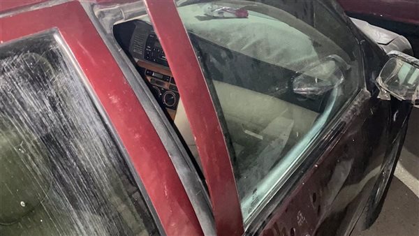 سيارات محطمة أمام