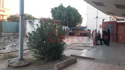 لدفنه بجوار أبنائه الـ6.. لحظة خروج جثمان والد صغار دلجا من مستشفى أسيوط| صور 