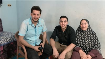 خدم أمه وكان يمشى للمدرسة علشان يوفر للمواصلات.. كريم من الإسماعيلية حصل على 97% في الثانوية