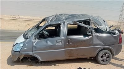 إصابة 4 أشخاص في حادث انقلاب سيارة ميني ميكروباص بطريق السويس - العين السخنة
