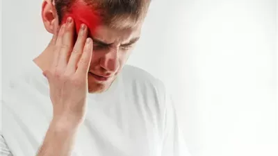 طبيب يكشف 4 علامات تحذيرية خطيرة للصداع النصفي