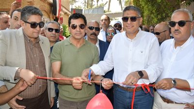 وزير الرياضة ومحافظ الجيزة يفتتحان 5 ملاعب متنوعة بمراكز شباب