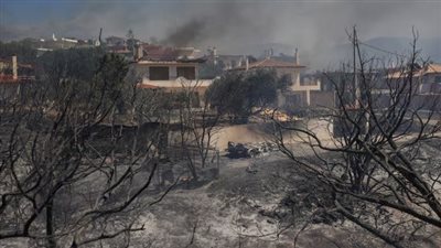 جحيم الصيف في اليونان.. النيران تقترب من أثينا والسلطات تخلي قرى بأكملها 