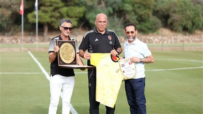 رئيس البنزرتي يهدي درع النادي لبعثة الأهلي.. وتكريم خاص لـ بن رمضان