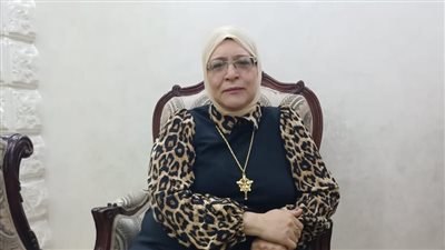 تحلم بكلية الحقوق.. الحاجة عزة أم لـ6 أبناء تحصل على الثانوية العامة في عمر الـ57 