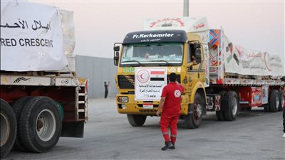 اصطفاف شاحنات القافلة الـ32 من المساعدات الإنسانية تمهيدًا لدخولها من مصر لغزة