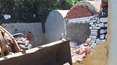 حديثة البناء.. إزالة 3 مقابر مخالفة على أرض زراعية بالمنوفية 