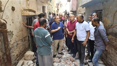 جثة ومصاب.. محافظ أسيوط يوجه بسرعة دعم المتضررين وحصر الأضرار بمنزل الفواخير المنهار 