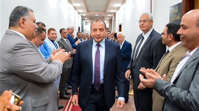 مجلس جامعة بني سويف ينظم ممرًا شرفيًا لاستقبال الدكتور منصور حسن تكريمًا وتقديرًا لمجهوداته