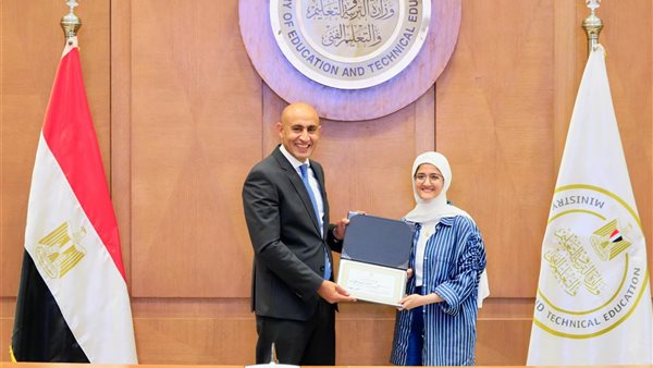 وزير التعليم يكرم