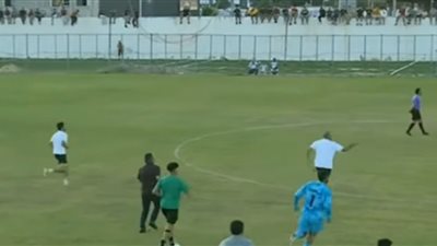 فوز المصري| مشادة بين لاعبي الفريق البورسعيدي والترجي في الدقيقة 88.. والجماهير تقتحم ملعب المباراة 