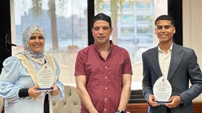 قصة كفاح تُدرس.. نائب المحافظ يُكرم سيدة وابنها اجتازا الثانوية العامة معًا في سوهاج