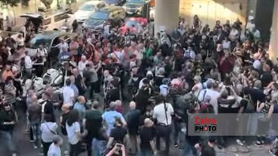 بيغنوا ألحانه.. تجمهر محبي زياد الرحباني أمام مستشفى خوري بلبنان لتشييع جثمانه