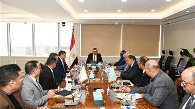 وزير الإسكان يطالب مسؤولي هيئة المجتمعات بوضع خطة لتسليم العمارات المنفذة ببورسعيد
