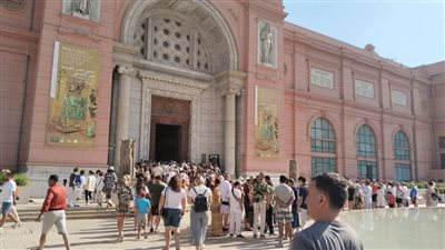 أمام أبواب الحضارة.. سائحون من مختلف الجنسيات في طابور لدخول المتحف المصري بالتحرير | صور