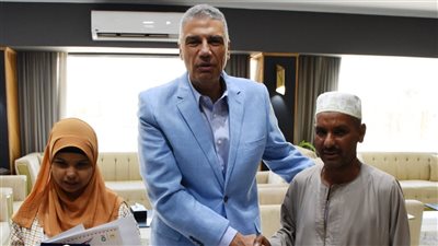 محافظ أسوان يكرم الطالبة ابتسام محمد الخامسة على مستوى الجمهورية في الثانوية الأزهرية