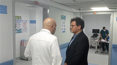 وزير الثقافة يزور الكاتب صنع الله إبراهيم بعد نقله إلى معهد ناصر للاطمئنان على صحته|صور