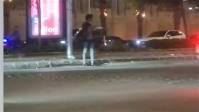 فحص فيديو لشخص استخدم حيلة جديدة للنصب على المواطنين مقابل حلوي في التجمع