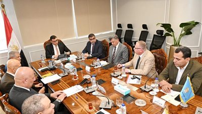 وزير الإسكان يوجه مسئولي الشركة الوطنية للمقاولات بسرعة الانتهاء من المشروعات المسندة إليها