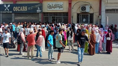 بيحجزوا درس كيمياء.. زحام يربك حركة المرور في شارع الجلاء بالقرب من ديوان محافظة السويس